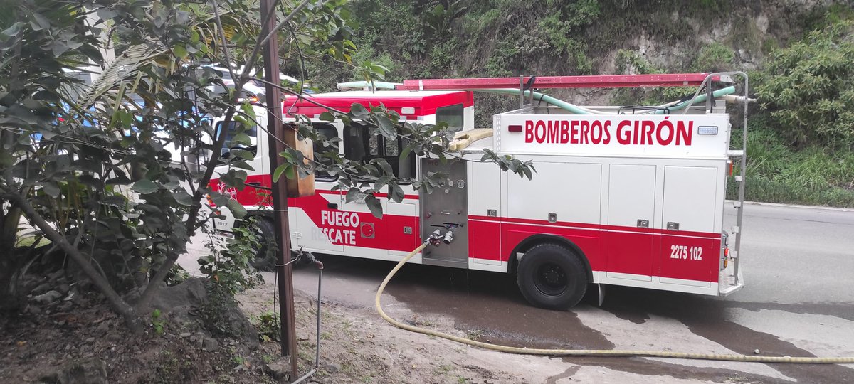 Primera Respuesta 🚒 de <a href="/BomberosGiron/">Bomberos Girón</a> fue despachada por <a href="/ECU911Austro/">Coordinación Zonal 6 ECU 911 Austro</a> a incendio estructural en La Loma de Lentag, daños materiales en la vivienda 🏡 (2 dormitorios y la lavandería totalmente consumidos por el fuego 🔥).