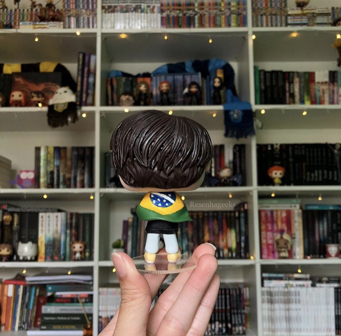 jkook__7's tweet photo. O HOSEOK COM A BANDEIRA https://t.co/BgeLym1zol