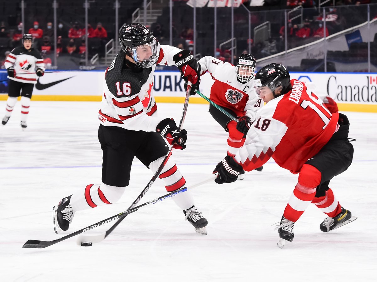 HockeyCanada's tweet photo. The last 16-year-old to record a 🎩🎩🎩 for 🇨🇦 before Connor Bedard?

That would be The Great One himself, Wayne Gretzky, who did it on Christmas Day 1977 against Czechoslovakia.

#WorldJuniors | @BCHockey_Source | @WHLPats | #OurGameIsBack https://t.co/Cpxclagh8i
