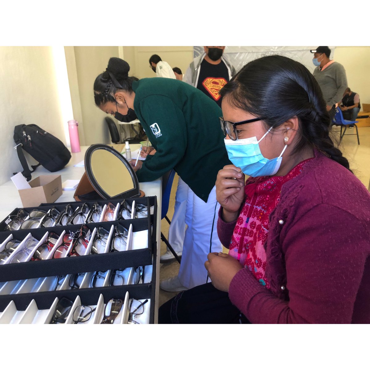 KuxulpokAlberto's tweet photo. Estamos muy contentos ya que hace un par de días las compañeras asistieron a la Primera Jornada de Oftalmología y Optometría “Viniendo desde nuestras Raíces al Porvenir de la Salud”, dedicado a artesanos
Agradecemos a todo el personal médico y enfermera (IMSS) por su amabilidad https://t.co/54Xun5uEEx