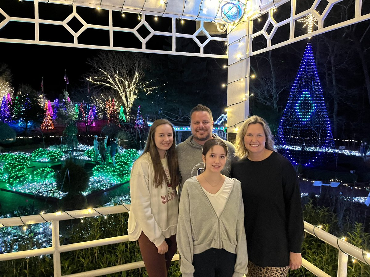 Curt_Miller30's tweet photo. UGA Botanical Gardens - Christmas Lights. #74degrees #millertribe https://t.co/9g50ncZv7J