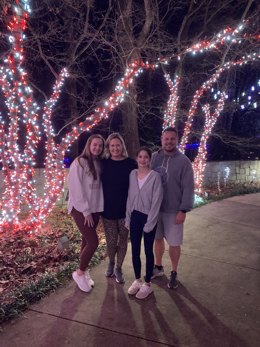 Curt_Miller30's tweet photo. UGA Botanical Gardens - Christmas Lights. #74degrees #millertribe https://t.co/9g50ncZv7J