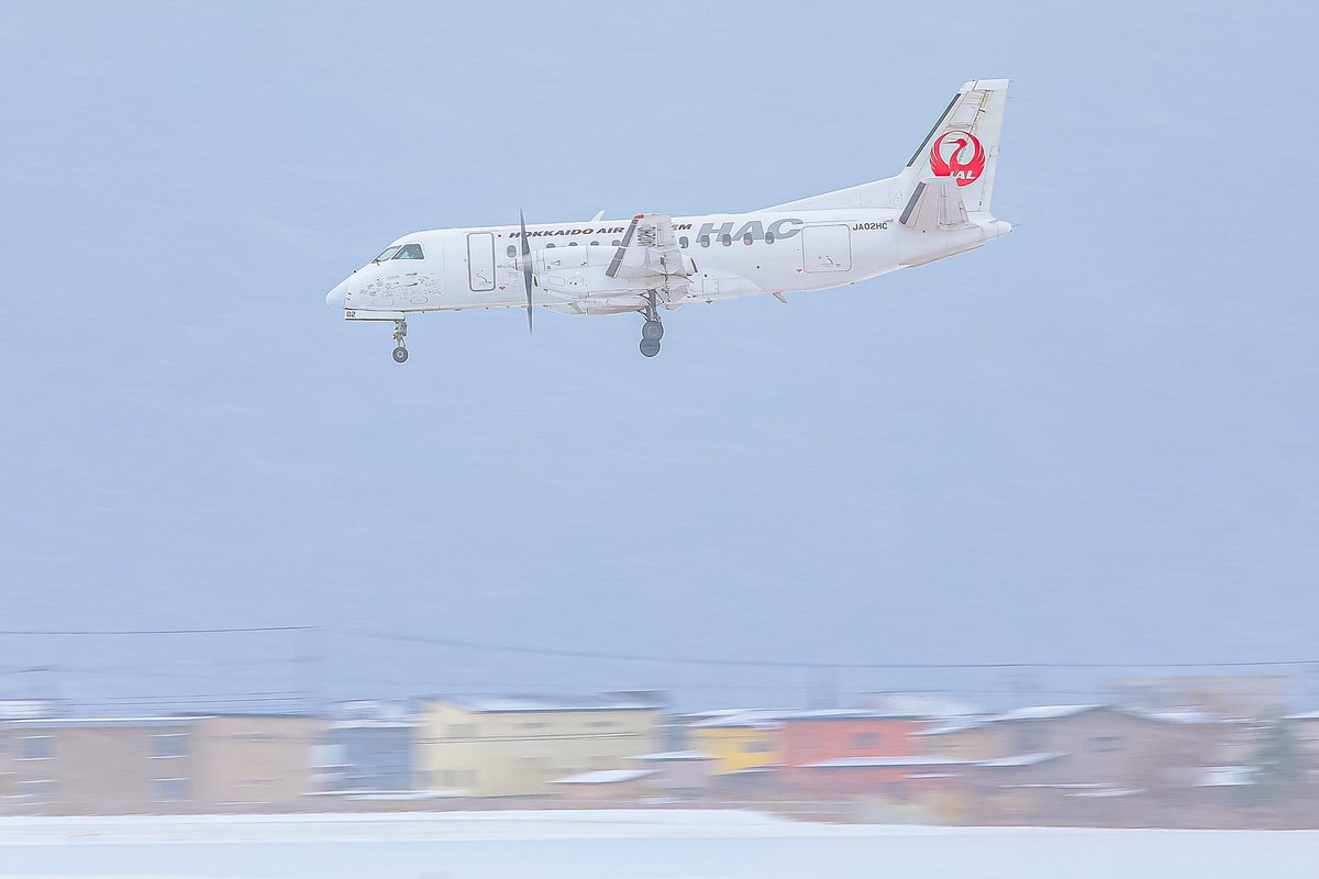 Airliners_fun's tweet photo. JL4250
HAC Saab340B JA02HCの退役フェリーフライト。
札幌・丘珠より到着しました。この後、函館空港で給油後、退役整備先の鹿児島空港へ旅立ちます。
機首には、HAC社員らによる、寄せ書きも…😭
23年間過ごしてきた北海道を離れる時が、刻一刻と迫っています。 https://t.co/eH2NV1asA9