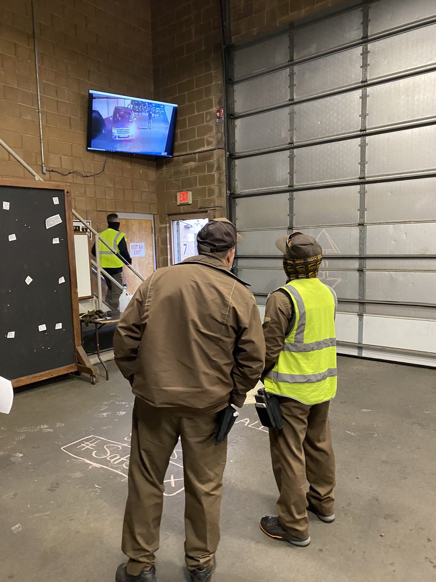 UPSManJohn's tweet photo. Today’s guard gate activity has to do with #SafeSix, space on all six sides of your vehicle including the highway in merge areas as it’s best to yield the right of way. Always remember to check in the front of the vehicle for people. Only see four arrows? Look on the door. https://t.co/BlzXLXtAA6