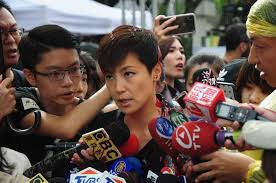 gladstein's tweet photo. Hong Kong national security police have arrested my friend the brave and brilliant Denise Ho in a dawn raid along with a handful of journalists and free thinkers on suspicion of “conspiring to publish seditious publications”

Remember: freedom is not free

https://t.co/gkr5elIKgO https://t.co/bNYghpLsQe
