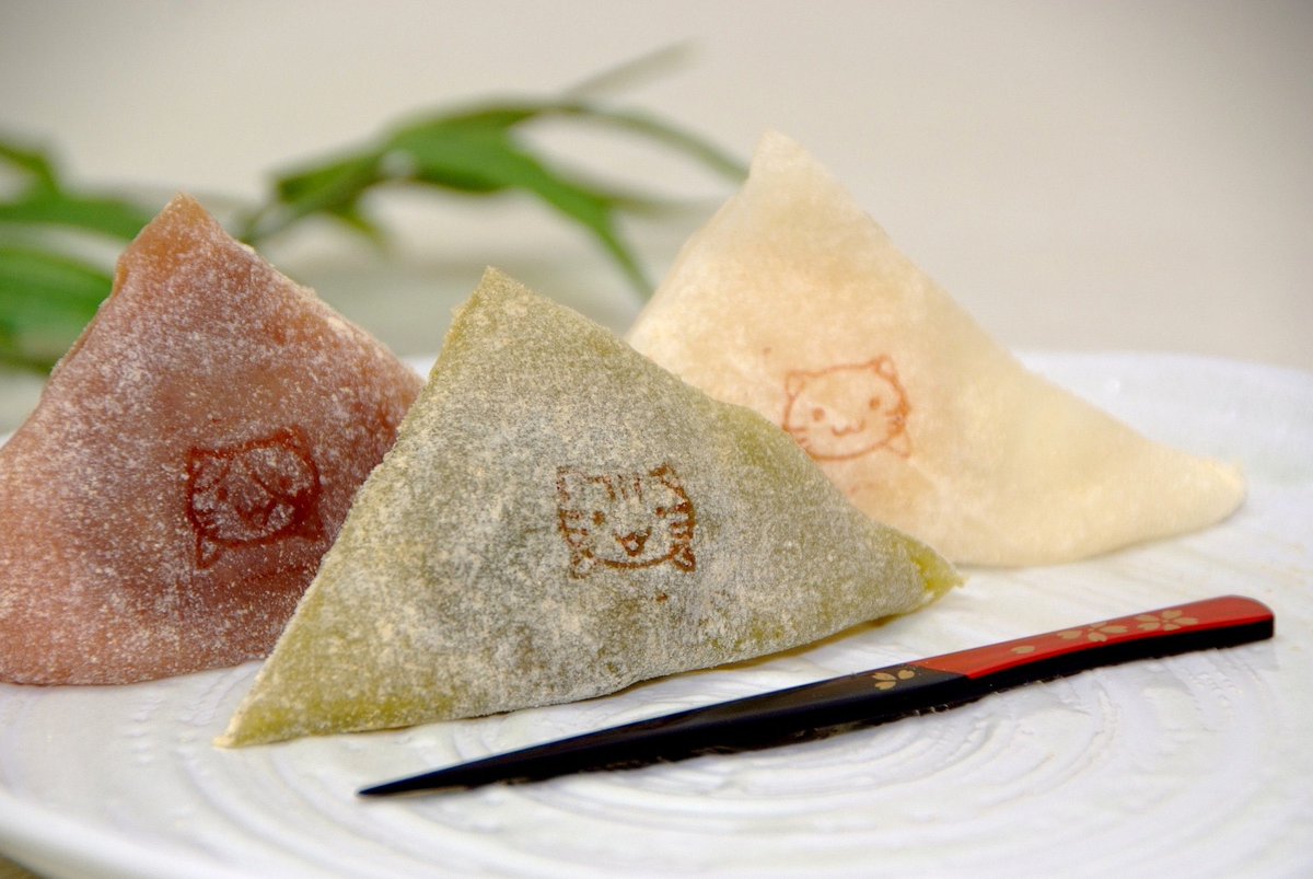 SHIKIBU_Automat's tweet photo. ⭐️Supplement 7/9⭐️
English translation of the Mochi(もち) is a rice cake, but the #Mochi is heavily used for traditional Japanese sweets, as the name suggests.
BTW, I like sweets of the first picture‼️😋
#Japan #JapaneseFood #AwfulFood #RiceCake
#IndieGame #GameDev #IndieDev https://t.co/fDp5Oix5R6