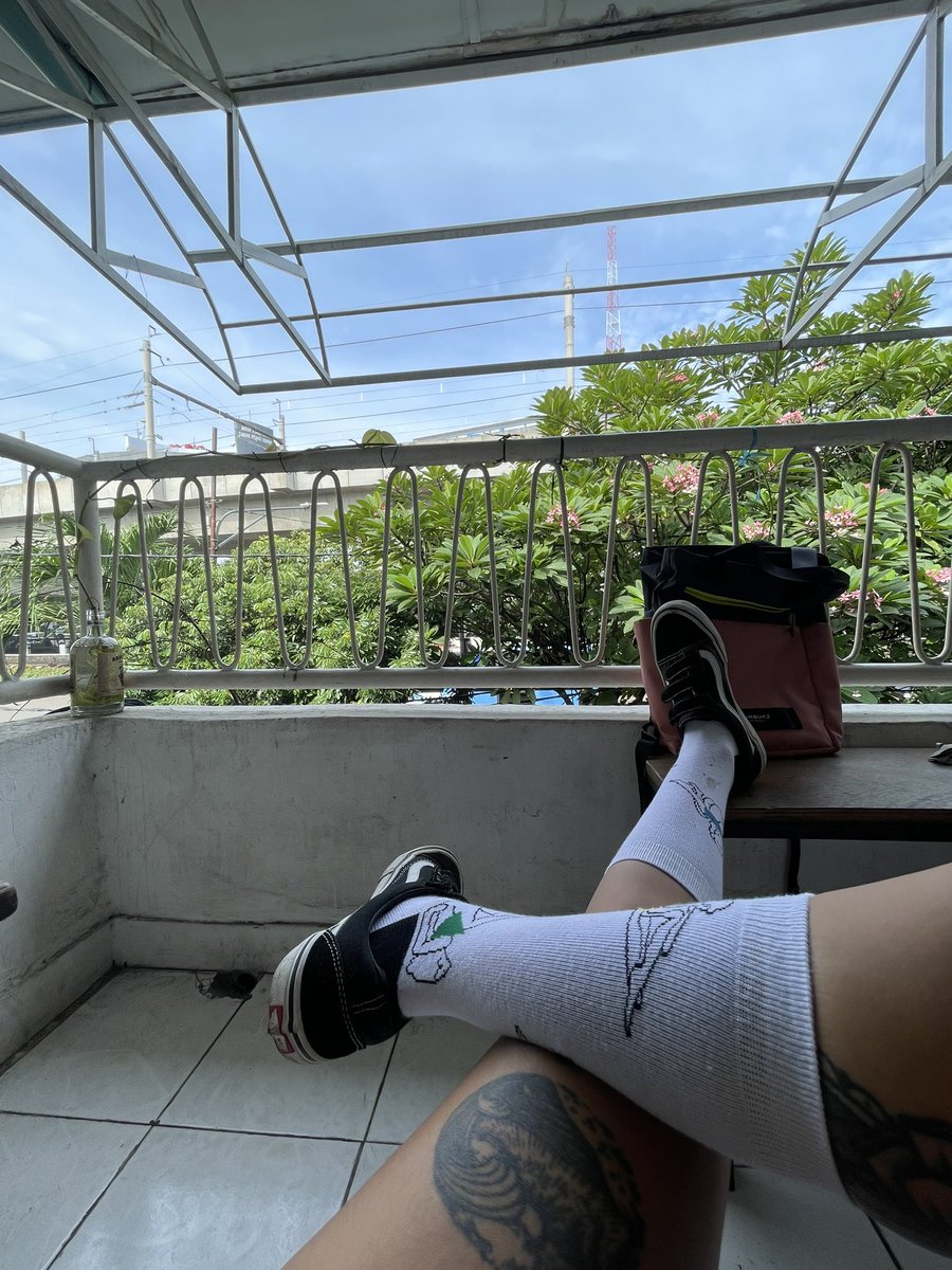 missHOTRODqueen's tweet photo. Siaran dari balkon.

https://t.co/fLyjJZgT3F
Hari ini memutarkan karya-karya yang lahir di masa pandemi. Ada Bonga Bonga Atau Party-nya @DeadbonZ juga pasti. Latest single-nya @ayubjonn juga dong. https://t.co/l2d4XIxDcB