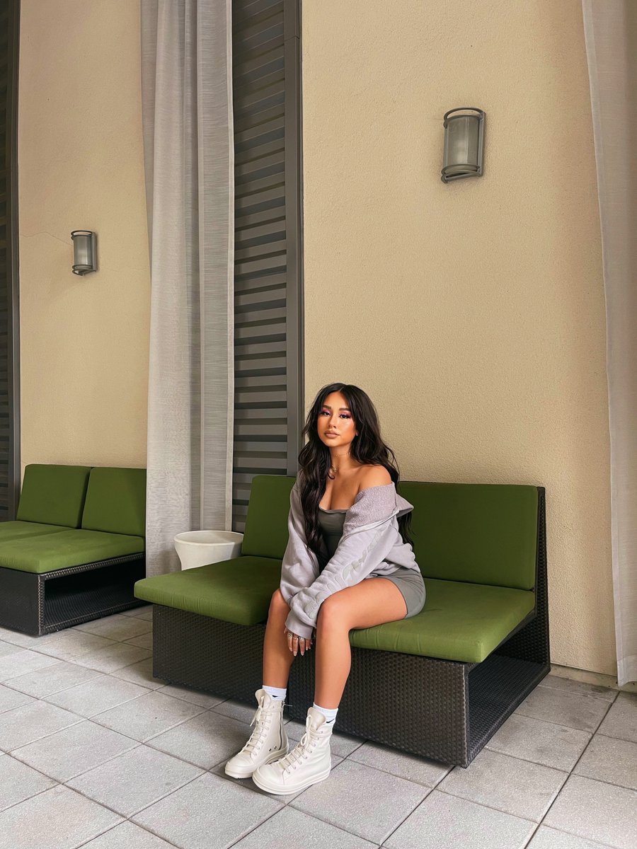 jazmintheegreat's tweet photo. you’re my favorite 🤍🪴🌼 https://t.co/TJ3vbgs209
