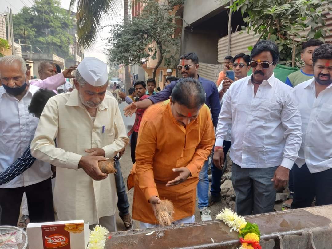 DilipbapuD's tweet photo. पंढरपूर येथील नगरसेवक अक्षय गंगेकर यांच्या प्रभागातील झेंडे गल्ली येथील डांबरी रस्त्याचे भूमिपूजन मनसे नेते दिलीपबापू धोत्रे ,कोळी महासंघाचे उपाध्यक्ष अरुंनभाऊ कोळी ,माजी नगरसेवक प्रताप गंगेकर, डॉ, पवार यांच्या हस्ते करण्यात आले,, https://t.co/s9HvbggY23
