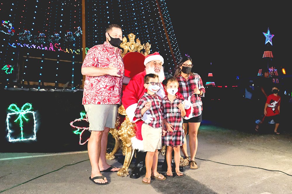 MidWeekHawaii's tweet photo. Dana, Walter, Evelyn and Michele Mueller of Hawai‘i Kai pose with Santa during the second annual Show Aloha Land Holiday Light Show at Aloha Stadium. 

Anthony Consillio Photo 

#midweekhawaii #hawaii #eastoahu #eastvoice #hawaiikai #showalohachallenge #showaloha #alohastadium https://t.co/YnQuN6VOdD