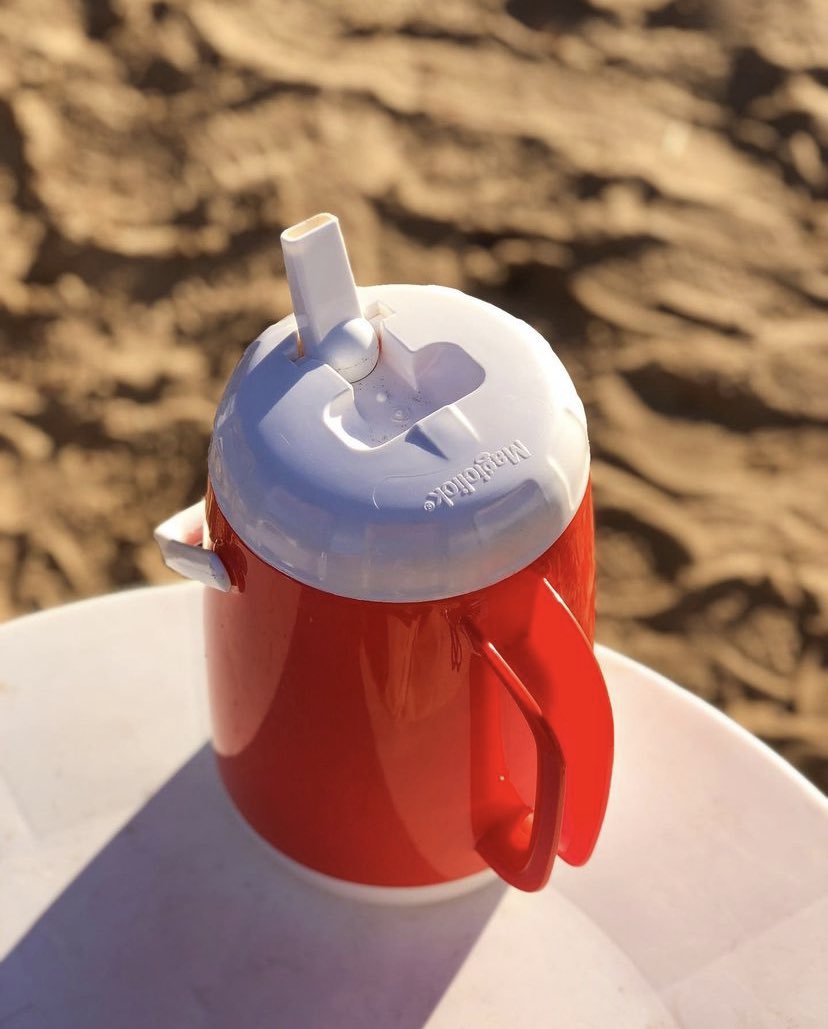 Magiclickar's tweet photo. Este verano no te puede faltar tu bidón térmico Magiclick 😉 
.
👉🏻Características:
• Capacidad de 2 y 4 litros ideal para terere
• Manija para servir y transportar
• Pico vertedor
• Resistente a impactos
• Doble capa aislante plástica
• Fácil limpieza
. https://t.co/OhhsOMsRQN