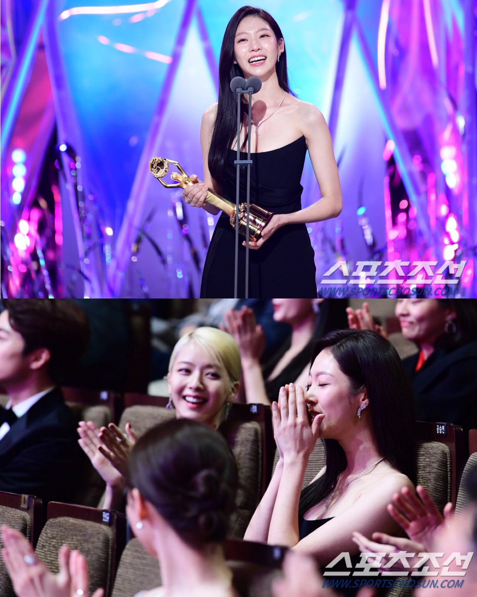 0302BeeBee's tweet photo. 𝙉𝙀𝙒𝙎 [Exclusive] "Becoming a great older sister to my younger sister Jeongyeon"... Gong Seung-yeon, the end of 20's and the beginning of 30's Blue Dragon (Blue Dragon Film Awards) 👭🏻💕

🔗 https://t.co/nJ5aNajHuc

#공승연 #gongseungyeon
#aloners #혼자사는사람들 https://t.co/Cd2sdyyP9b