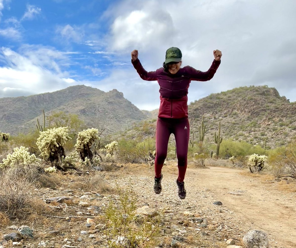 Marce_AZ's tweet photo. 8 trail miles ✅ and a rainbow 🌈😍 It was a bit cold and I loved wearing my new @OdloUs gear —so perfect for these chilly days in AZ 👌🏼It was a great time! 🙌🏼😊 #Arizona #LifeInAZ #TrailRun #ODLO #ODLORunEasy #AZTrails #RunHappy #RunChat https://t.co/tyA0Jt7QdH