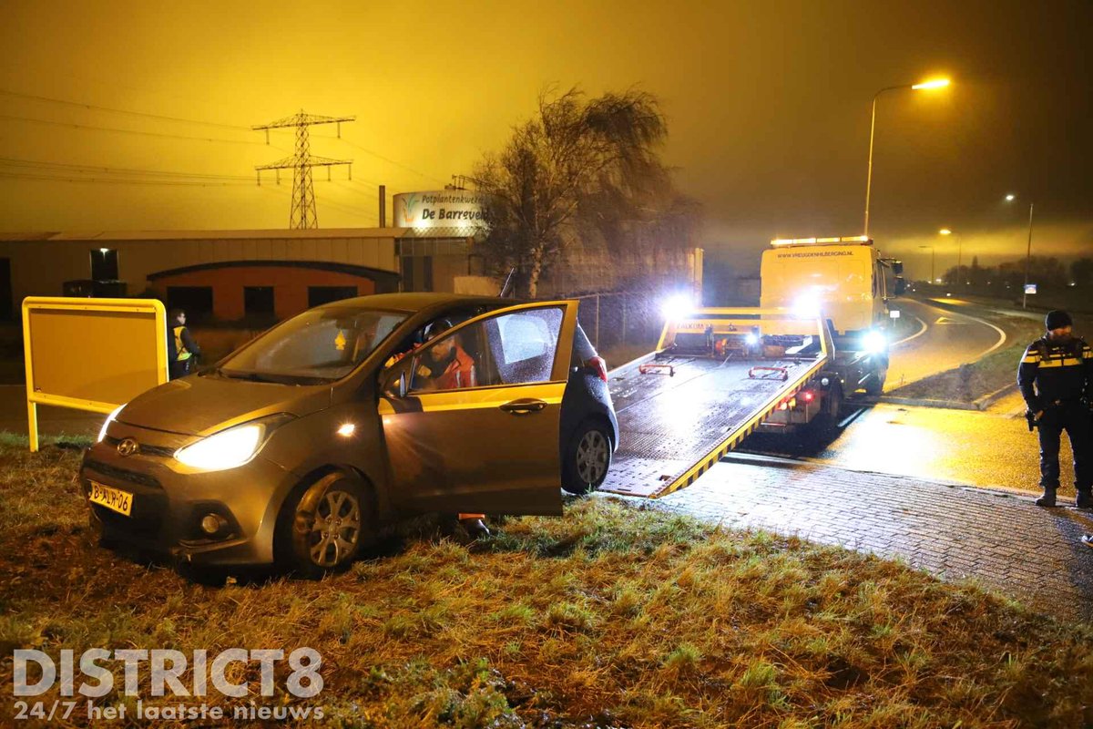 Op de #Westlandroute (#N222) in #Honselersdijk is een automobilist rechtdoor gereden op een rotonde. De auto kwam vervolgens vast te zitten. Berger <a href="/Vreugdenhil_/">Vreugdenhil Berging</a> heeft de beschadigde auto meegenomen. Er raakte niemand gewond bij het ongeval.
