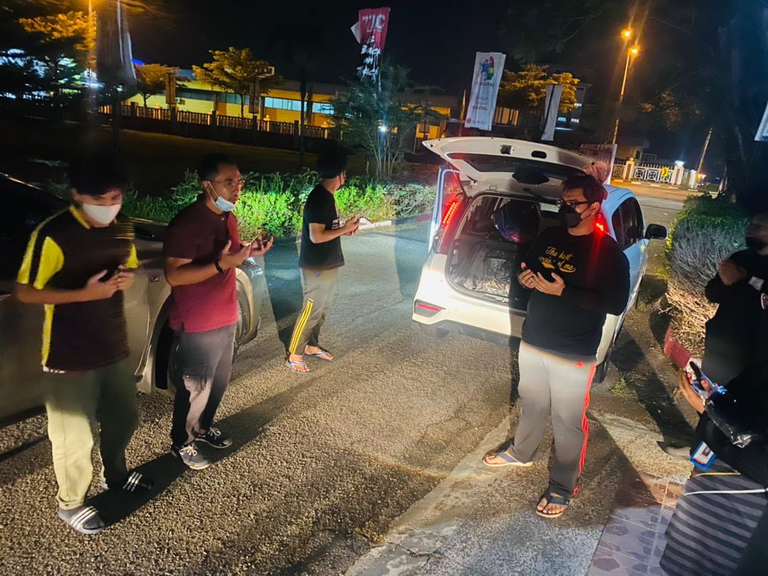 tajcollege's tweet photo. Bismillahirrahmanirrahim 💕

Semoga Allah melindungi para sukarelawan TIC yg turun membantu mangsa2 banjir bermula hari ini subhanallah.. Insha Allah jom sama2 boleh bantu selagi mana boleh .. Kita jaga kita tauu✨✨
#Banjir2021 #BanjirDarurat #misibanjir #jagakita https://t.co/x9OeqZokHN