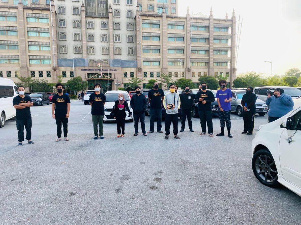 tajcollege's tweet photo. Bismillahirrahmanirrahim 💕

Semoga Allah melindungi para sukarelawan TIC yg turun membantu mangsa2 banjir bermula hari ini subhanallah.. Insha Allah jom sama2 boleh bantu selagi mana boleh .. Kita jaga kita tauu✨✨
#Banjir2021 #BanjirDarurat #misibanjir #jagakita https://t.co/x9OeqZokHN