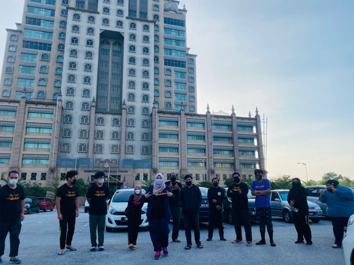 tajcollege's tweet photo. Bismillahirrahmanirrahim 💕

Semoga Allah melindungi para sukarelawan TIC yg turun membantu mangsa2 banjir bermula hari ini subhanallah.. Insha Allah jom sama2 boleh bantu selagi mana boleh .. Kita jaga kita tauu✨✨
#Banjir2021 #BanjirDarurat #misibanjir #jagakita https://t.co/x9OeqZokHN