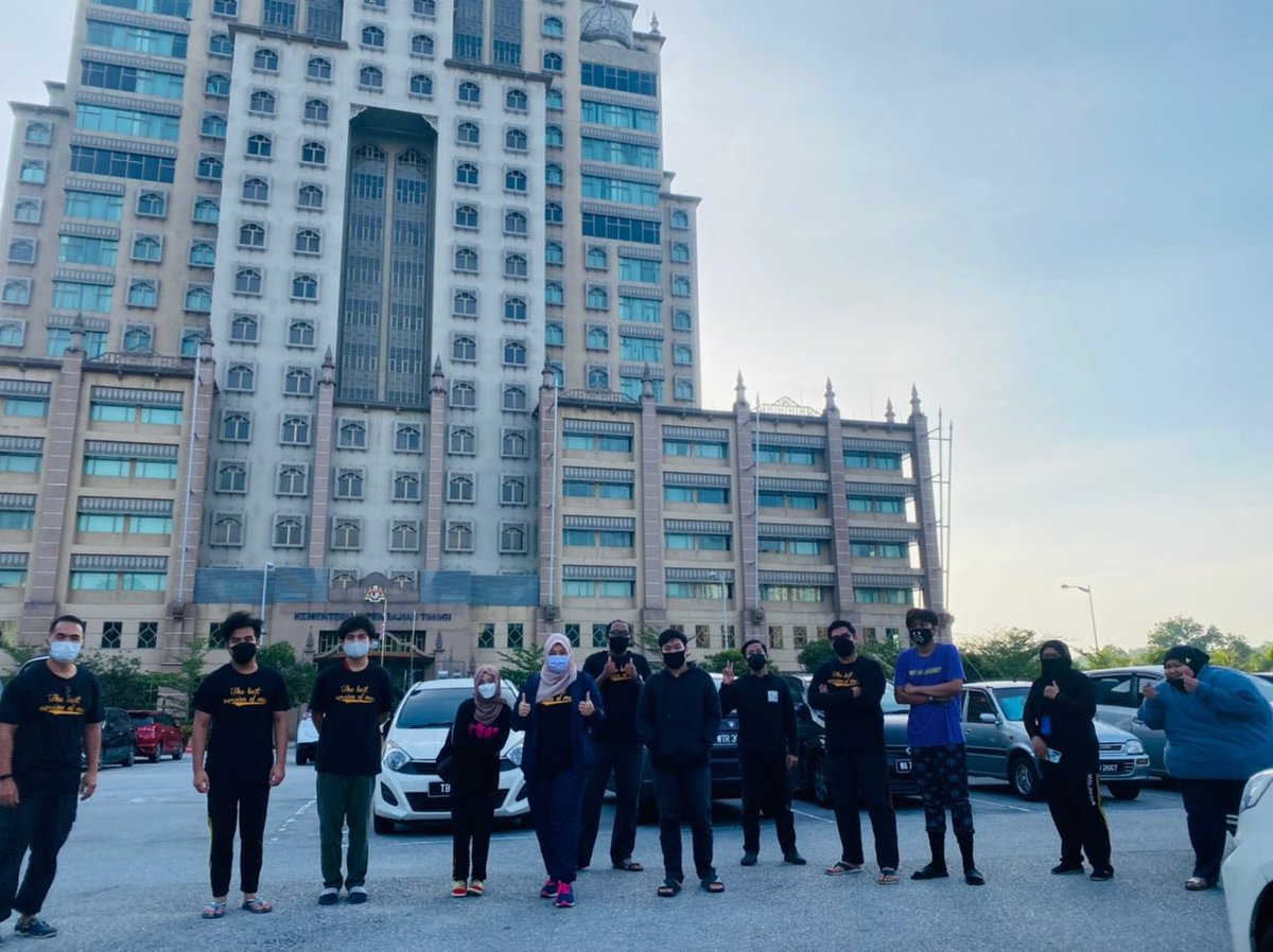 tajcollege's tweet photo. Bismillahirrahmanirrahim 💕

Semoga Allah melindungi para sukarelawan TIC yg turun membantu mangsa2 banjir bermula hari ini subhanallah.. Insha Allah jom sama2 boleh bantu selagi mana boleh .. Kita jaga kita tauu✨✨
#Banjir2021 #BanjirDarurat #misibanjir #jagakita https://t.co/x9OeqZokHN
