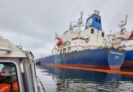 PortalPortuario's tweet photo. Capitanía de Puerto de Talcahuano fiscaliza faena de alije en la bahía de Concepción - https://t.co/D0IW4Twp4m #Marítimo #Concepción #Capuerto #Talcahuano #Alije https://t.co/pPUnvxxEWv