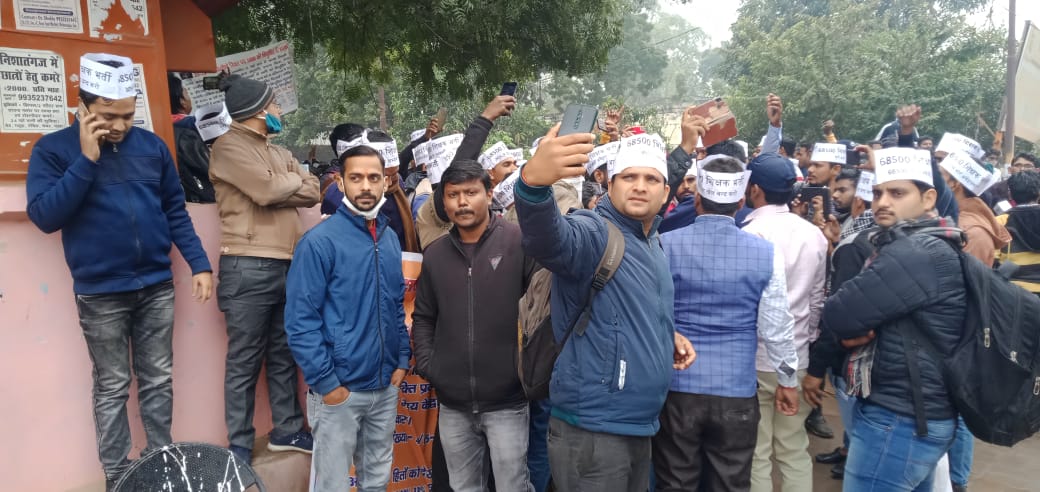 माननीय #मुख्यमंत्री जी #68500_शिक्षक_भर्ती की बची हुई सीटों को #21 #मई_30_33_शासनादेश पर भरने का कार्य करें छात्र एससीईआरटी लखनऊ पर अनवरत धरना दे रहे हैं आप की महान कृपा होगी <a href="/kpmaurya1/">Keshav Prasad Maurya</a> <a href="/drdwivedisatish/">Dr Satish Dwivedi</a> @abplivenews <a href="/PMOIndia/">PMO India</a> <a href="/myogiadityanath/">Yogi Adityanath</a>
