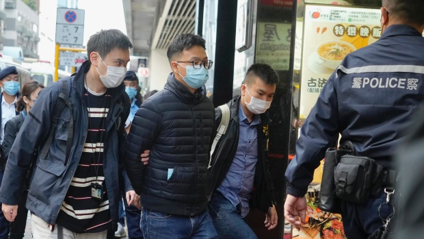 CTVNews's tweet photo. Hong Kong police raid online news outlet, arrest 6 https://t.co/XOfNbj5Yp0 https://t.co/IOJuFyPYMu