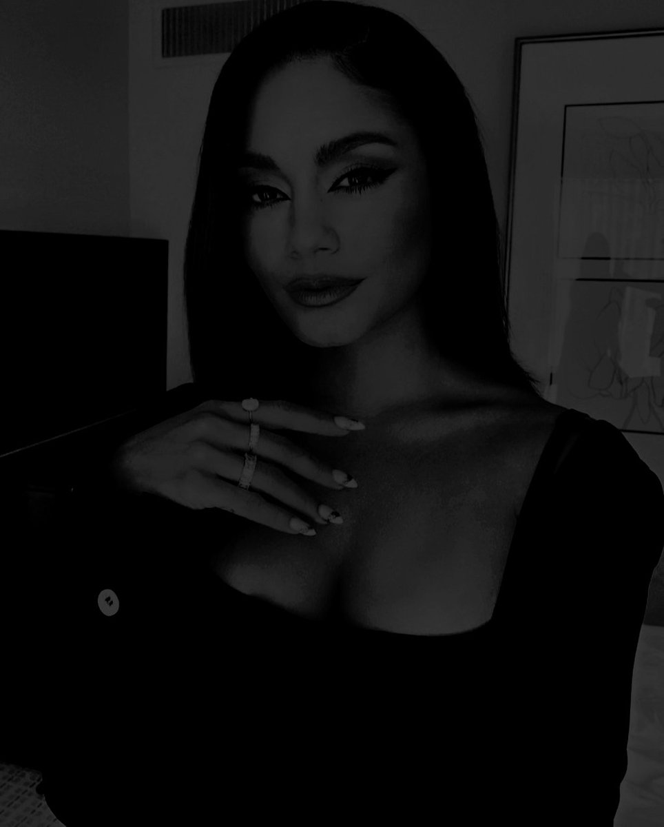 𝐃𝐚𝐫𝐥𝐢𝐧𝐠, 𝐈’𝐦 𝐚 𝒏𝒊𝒈𝒉𝒕𝒎𝒂𝒓𝒆 𝐝𝐫𝐞𝐬𝐬𝐞𝐝 𝐥𝐢𝐤𝐞 𝐚 𝒅𝒂𝒚𝒅𝒓𝒆𝒂𝒎.

                 -𝐆𝐃𝐊