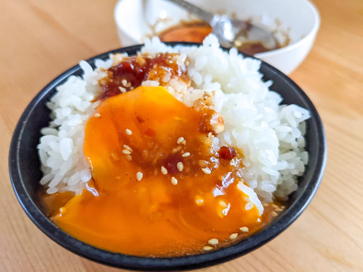 混ぜる、漬ける、かけるの簡単作業で作れちゃう！ユッケ風の味付けが美味しそうな「卵かけご飯」レシピ！