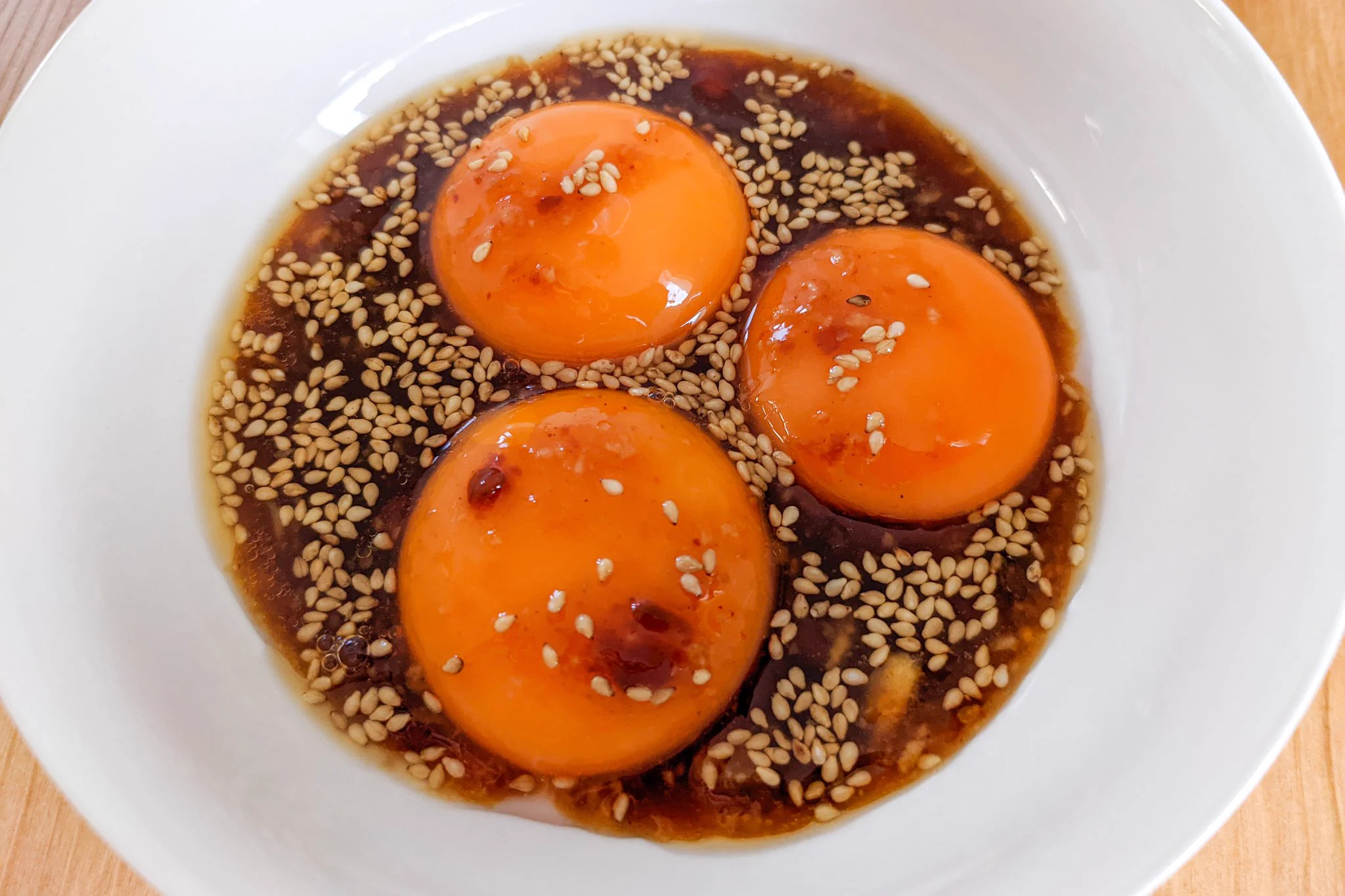 混ぜる、漬ける、かけるの簡単作業で作れちゃう！ユッケ風の味付けが美味しそうな「卵かけご飯」レシピ！