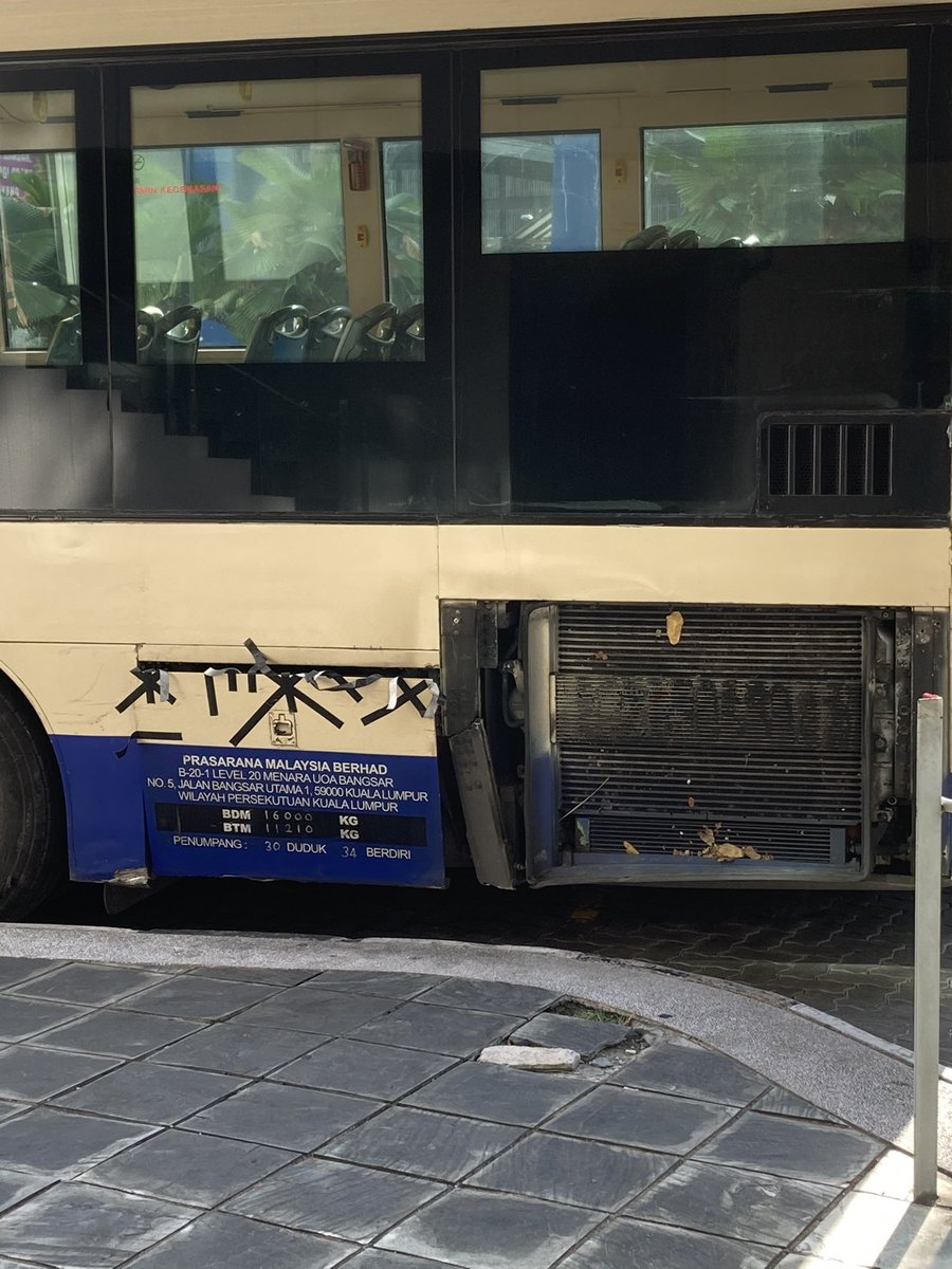 ariffdanial's tweet photo. @AskRapidKL Saya sampai di station bangsar 9.45. Bas sampai 9.50 keadaan macam ni. Dah dekat sejam dan saya masih di station. Bas 850 satu lagi ada disini tapi kata hanya boleh gerak 11am? Kenapa tak ganti je, system apa ni? Driver pun tak bagitahu bas rosak. Bazir masa. https://t.co/PbCOvYDLIY