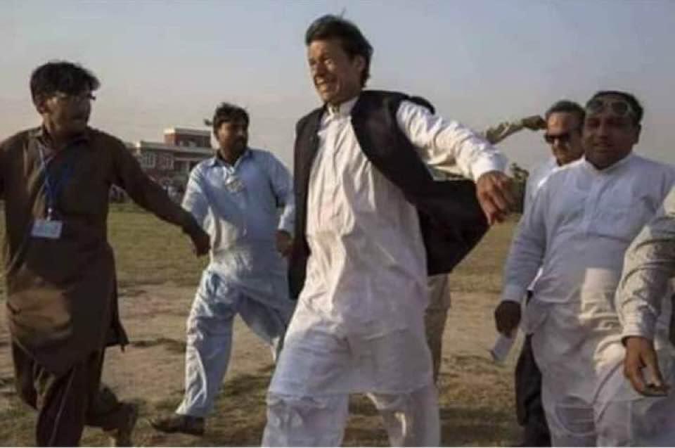 جب محلے کا گٹر دس دن سے بند ہو اور بڑی مشکل سے جمعدار مل جاوے😂😁