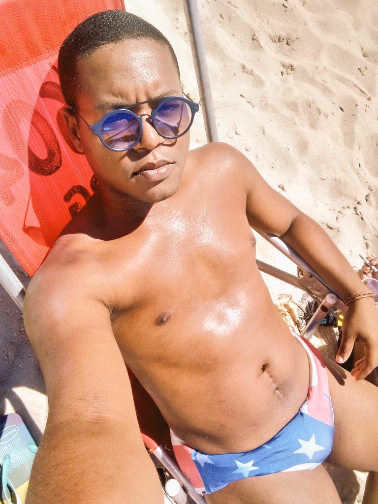 Viniciu39792038's tweet photo. Dia de praiaaa
.
.
#posto10recreio
#solazer https://t.co/7lKGUCZrR6
