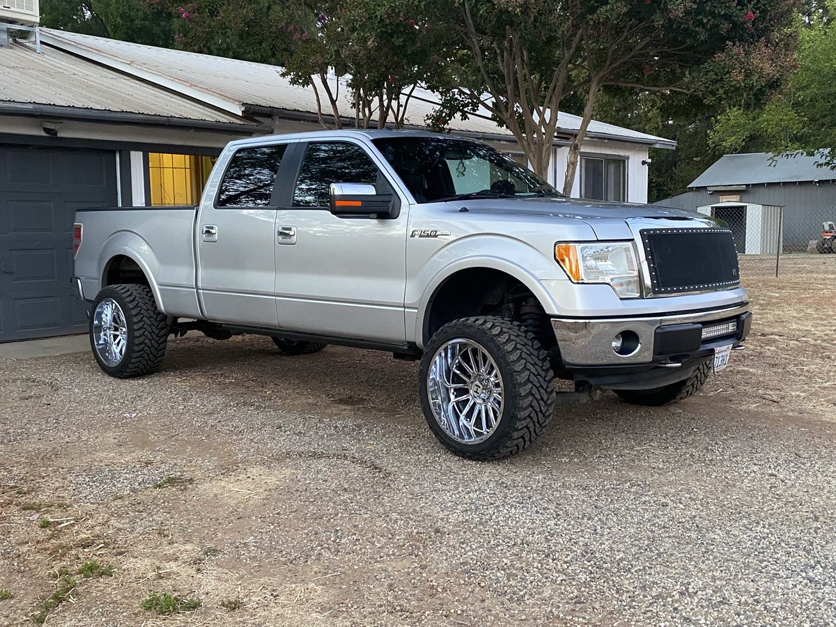 KinginChristian's tweet photo. Lw miss my truck with chrome rims 😢🤒 https://t.co/1X4U7CuWrn
