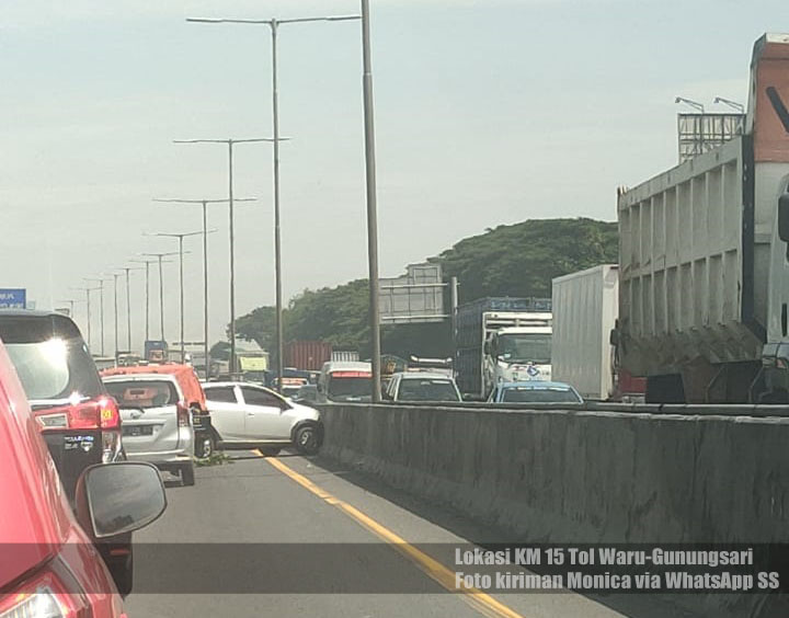 e100ss's tweet photo. 09.57: Info awal #kecelakaan beruntun di KM 15 Tol Waru arah Gunungsari, lokasinya di lajur kanan. Lalu lintas MACET, antrean sejak gate Tol Waru. Info sudah diteruskan ke petugas. (hm) https://t.co/RyC5Ht2JFa