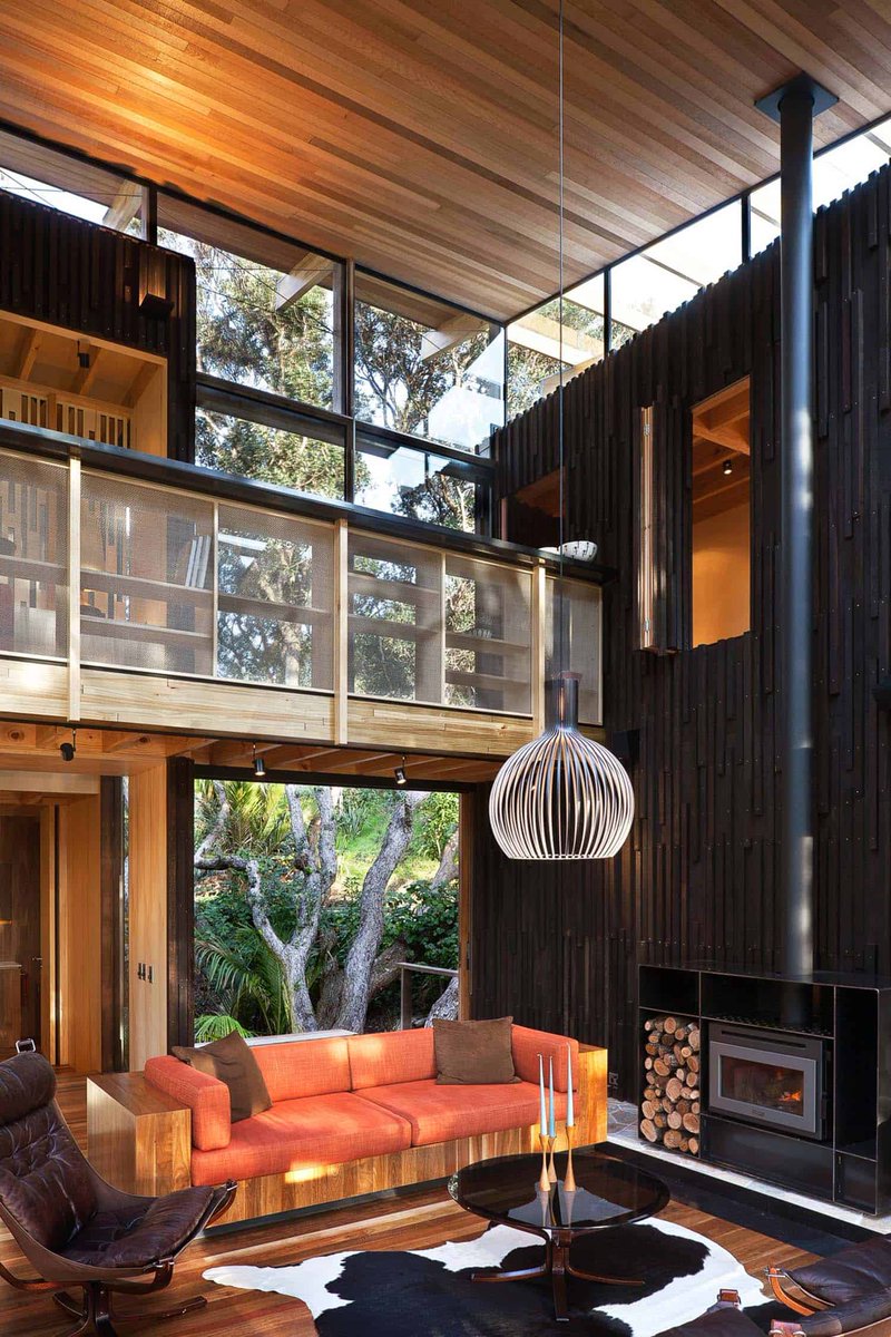 OneKindesign's tweet photo. New Zealand beach house covered by a canopy of pohutukawa trees https://t.co/bOPnt2XvS0 https://t.co/dsiQLS5Us2