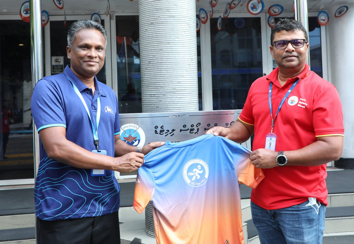 Portmv's tweet photo. #PortSafetyWeek & #SafetyRun t-shirt was handed over to @MTCCPlc CEO @adamazim by CEO @shahid2742 . We thank Mr Azim for participating in #PortSafetyWeekRun. https://t.co/LLmZ96T3AK