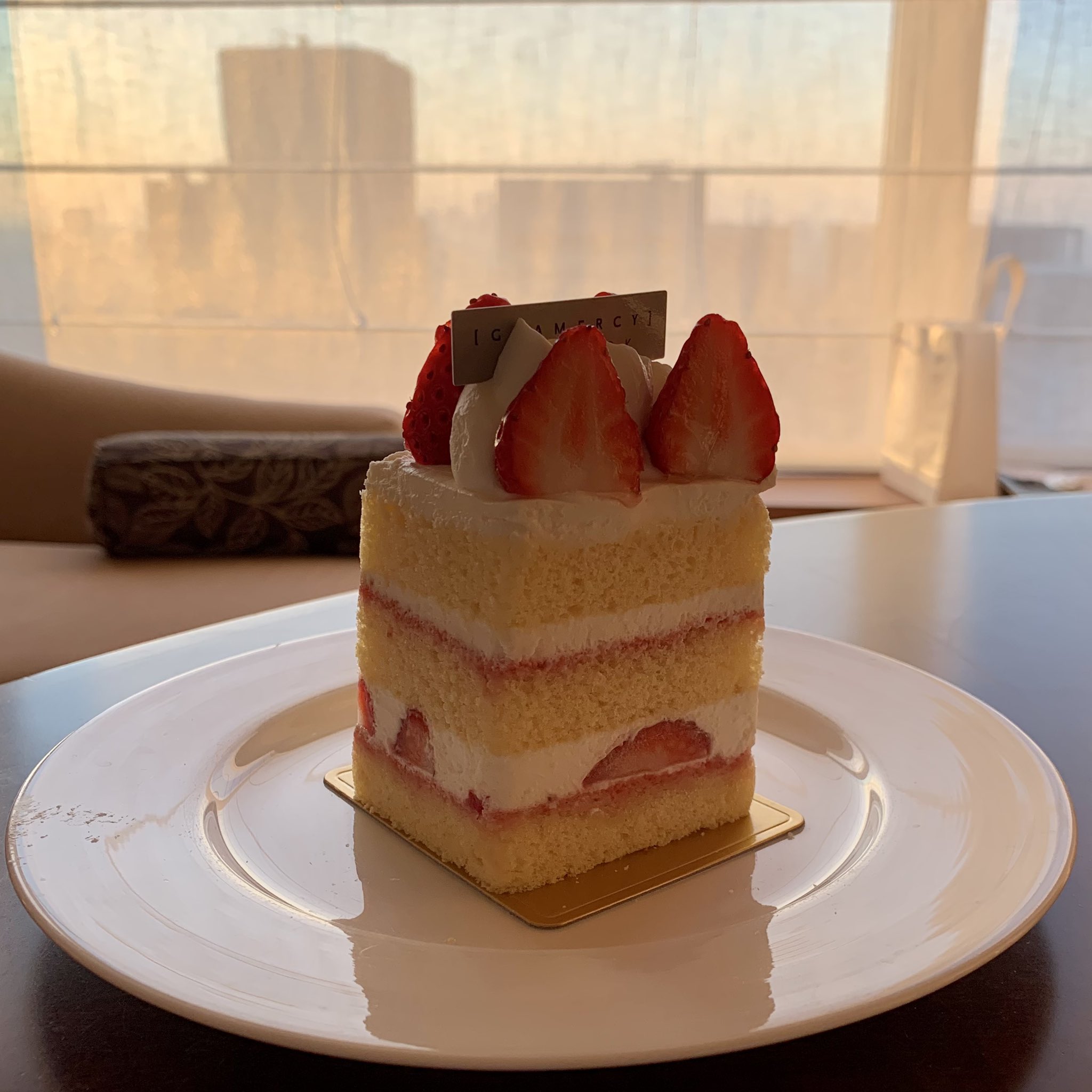Miki グラマシーニューヨーク 大丸東京 こちらは東京以外でも買えるけど 笑 丸の内エシレバター専門店のエシレ メゾン デュ ブールのケーキが午後にはもう完売 代わりに大丸で苺のショートケーキ買って 友達とホテルでカフェタイム グラマシー
