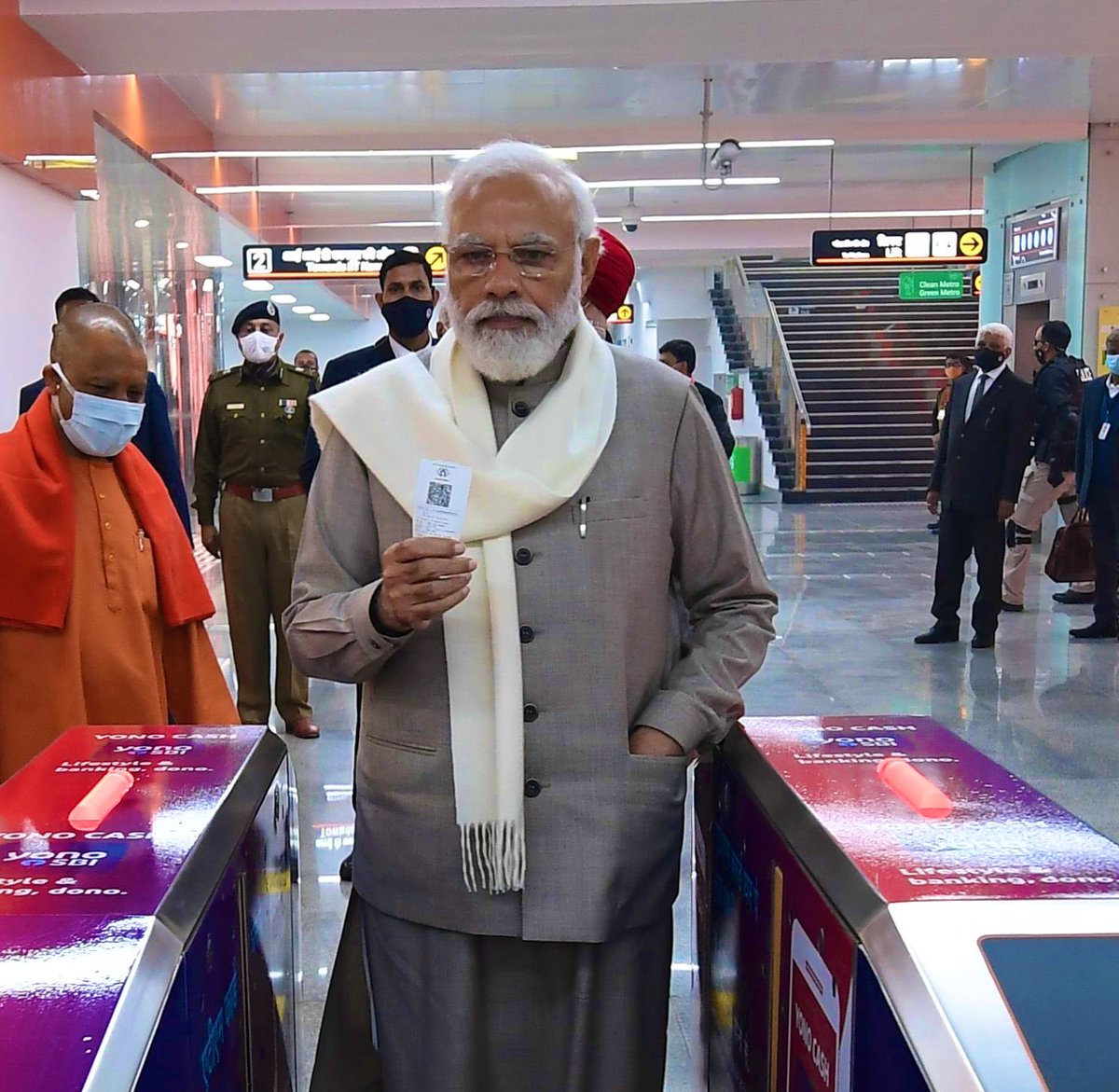 PrakashShriRSS's tweet photo. मेरा देश बदल रहा है, आगे बढ़ रहा है ✊🏻

प्रधानमंत्री मोदी जी, कानपुर मेट्रो में अपना टिकट दिखाते हुए 🙏🏻

#PicOfTheDay #PhotoOfTheDay #PictureOfTheDay #photography #WednesdayMotivation https://t.co/UBMIfux7Lm