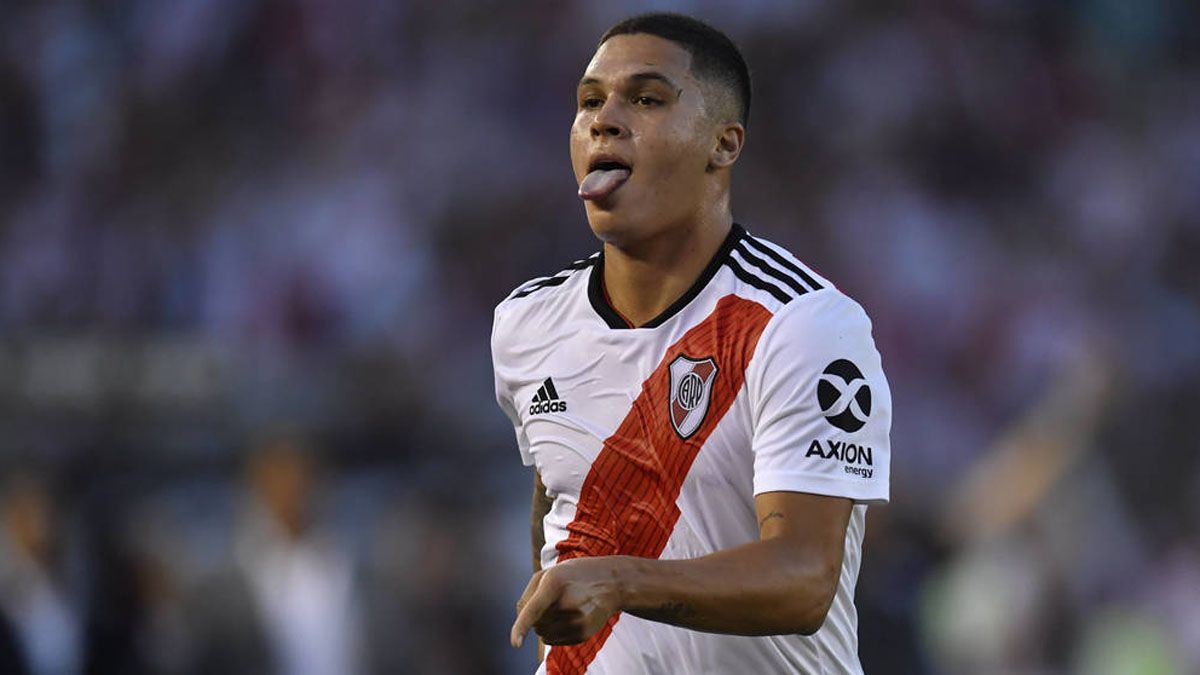 River_Corazon14's tweet photo. La gente que toma todo enserio. Yo la mando para Facebook. No puedo explicar como se administra una cuenta. Son años en este antro, algunos nos piden seriedad y me parece bien. Hoy no es necesario tanta xq estamos de fiesta, eso deberían entender. 

Festejen de verdad! 

Ate: Eze https://t.co/9slgT58F2o