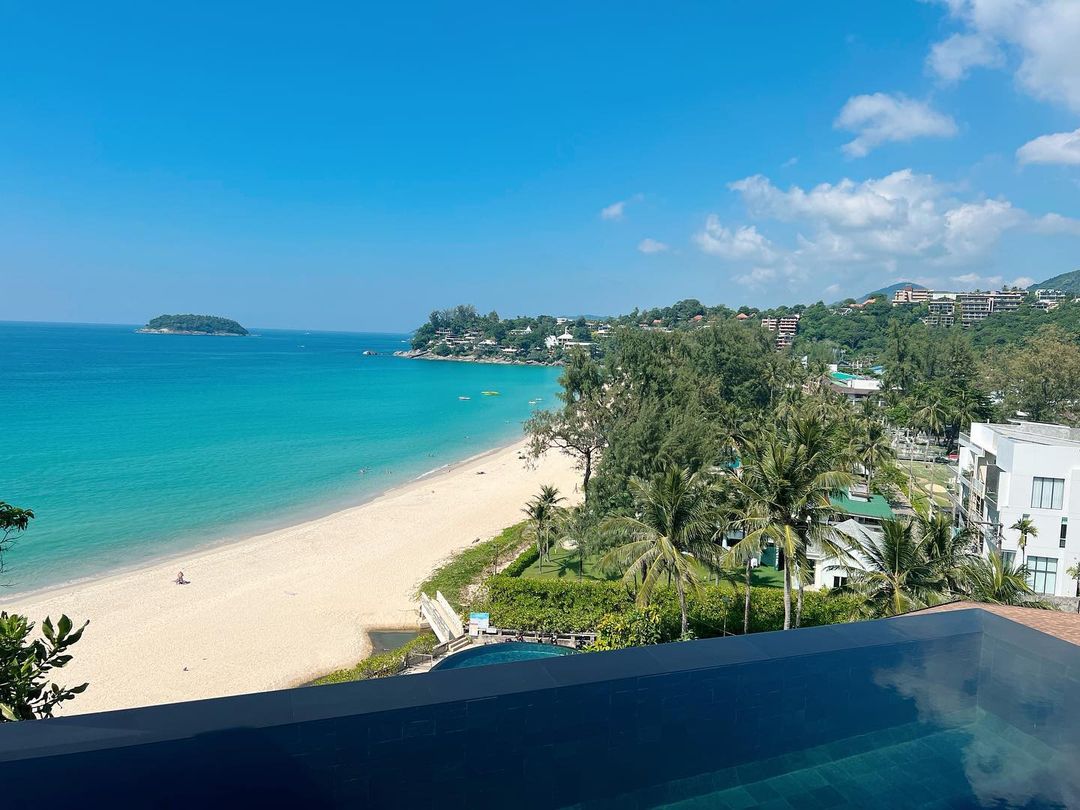 Christine13Tang's tweet photo. It’s another day of perfect sunshine! #beautifulseaview #christmasholidays 🌴💙 https://t.co/0xN8lEDDUP