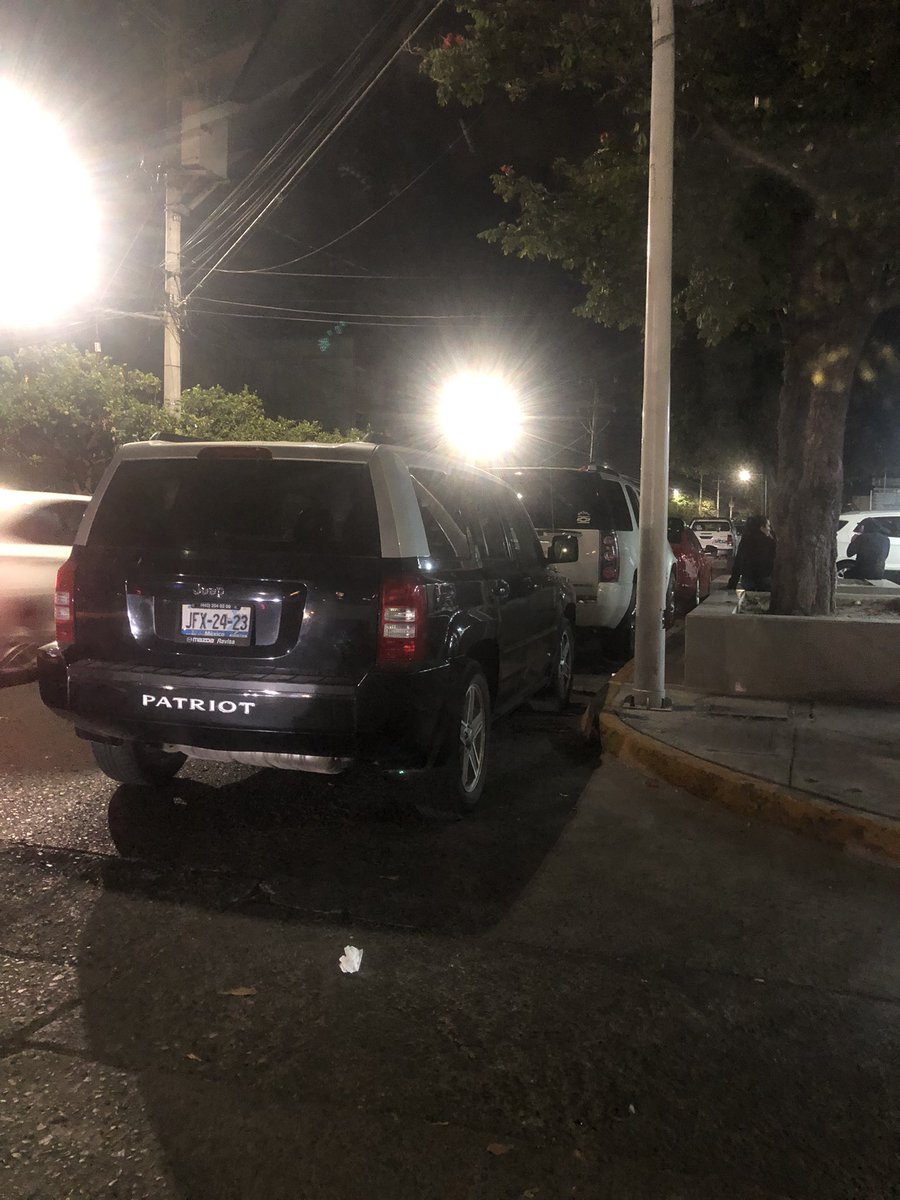 loreaot's tweet photo. Una vueltita de vialidad no les caería mal, hacen un caos los tacos alteño de Chapalita me tienen harta, es el  cruce Tepeyac y cubilete @Trafico_ZMG https://t.co/hayBzGfpta