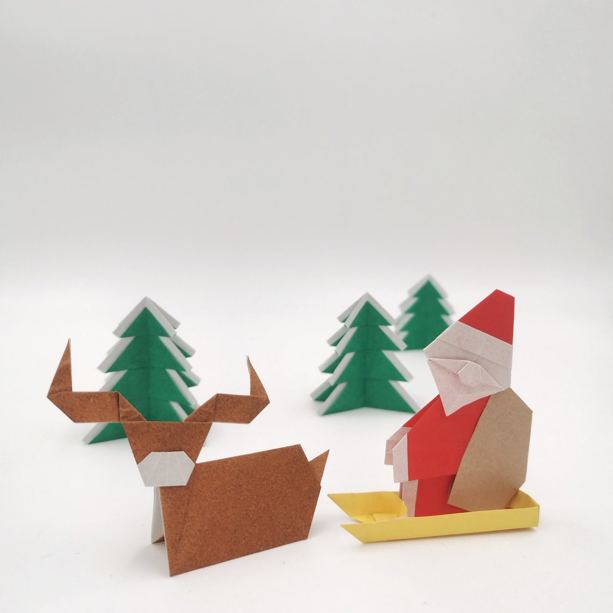 迟到的圣诞折纸
教程出自《NOA》
孩子们也可以轻松的学会