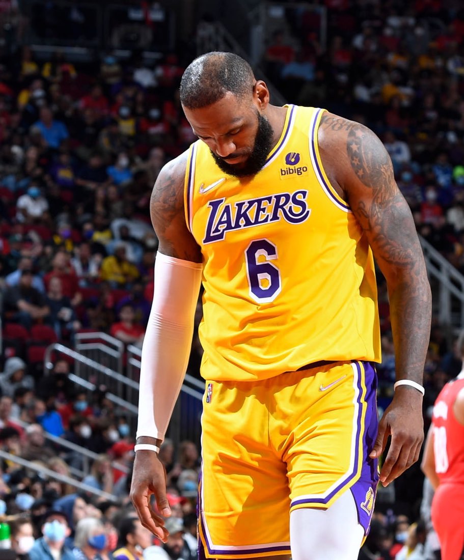 LeBron James is now sitting at 36,000 career points 🔥👑