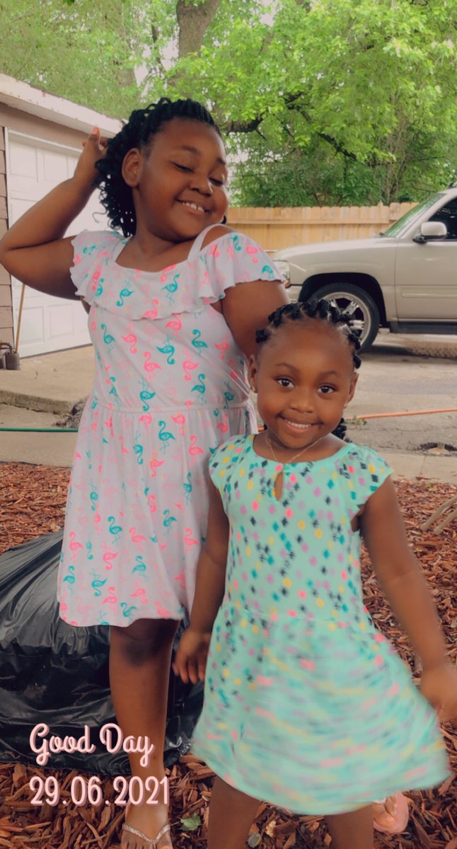 Leauxness's tweet photo. Come look at this picture of my nieces being EXACTLY themselves!?
πππ #PrincessBri πππ#YaYaTheSparkleβ¨πβ¨ https://t.co/RlZLgtSkKb