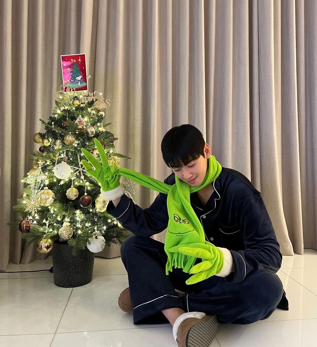 🎄
      —Eun pasó la Navidad en casa con su padre y su hermano, dónde además se reunieron con el abuelo, los tíos y los primos, y claro que invita a Milo a que pasara un rato con ellos. De esa noche publica un par de fotos presumiendo uno de los regalos que su novio le dió.—