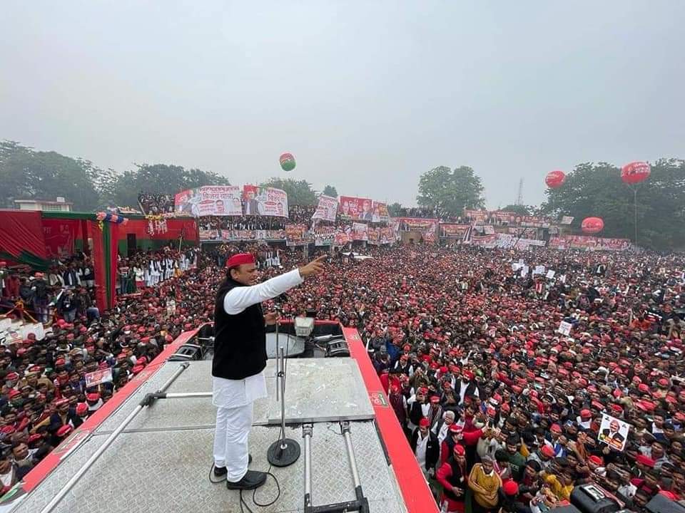 advo_Kripa's tweet photo. विशाल जन समूह , विजय यात्रा - उन्नाव।।
#बुजर्गों_का_विश्वास_युवाओं_का_साथ
जय समाजवाद।
जय अखिलेश , तय अखिलेश ।।
166 भगवंत नगर उन्नाव
@yadavakhilesh @sunilyadv_unnao @samajwadiparty @MPDharmendraYdv @NareshUttamSP https://t.co/q1Tskl8gNU