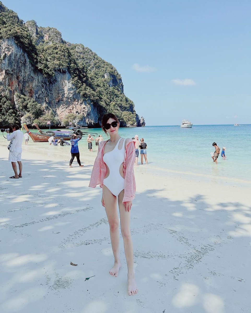 Christine13Tang's tweet photo. The beach is my happy place😎🏝 https://t.co/jmQUjMg3Yk