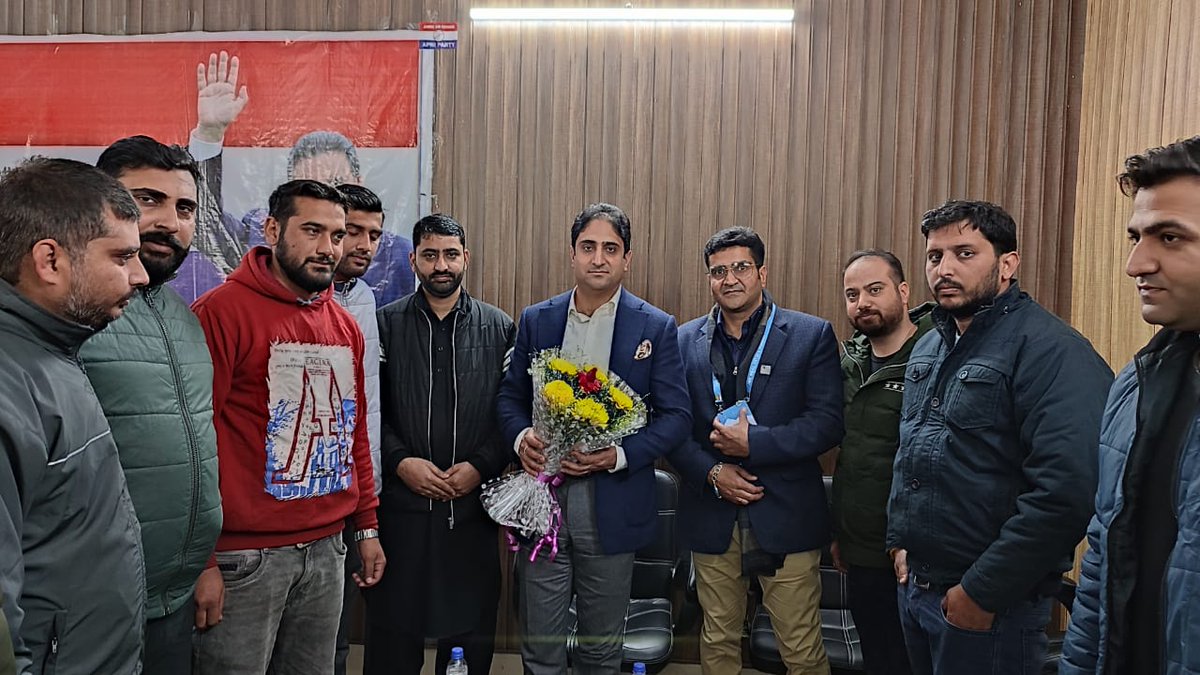 KhanRaqeeqJKAP's tweet photo. @Apnipartyonline Youth Wing President, @Junaid_Mattu 's visit to Jammu is a step towards making the youth wing stronger. 
He is a strong leader who keeps on  motivating and encouraging colleagues in the Party. 
Under his leadership, the youth wing will be strengthened in every no https://t.co/dZRqAwGUB3