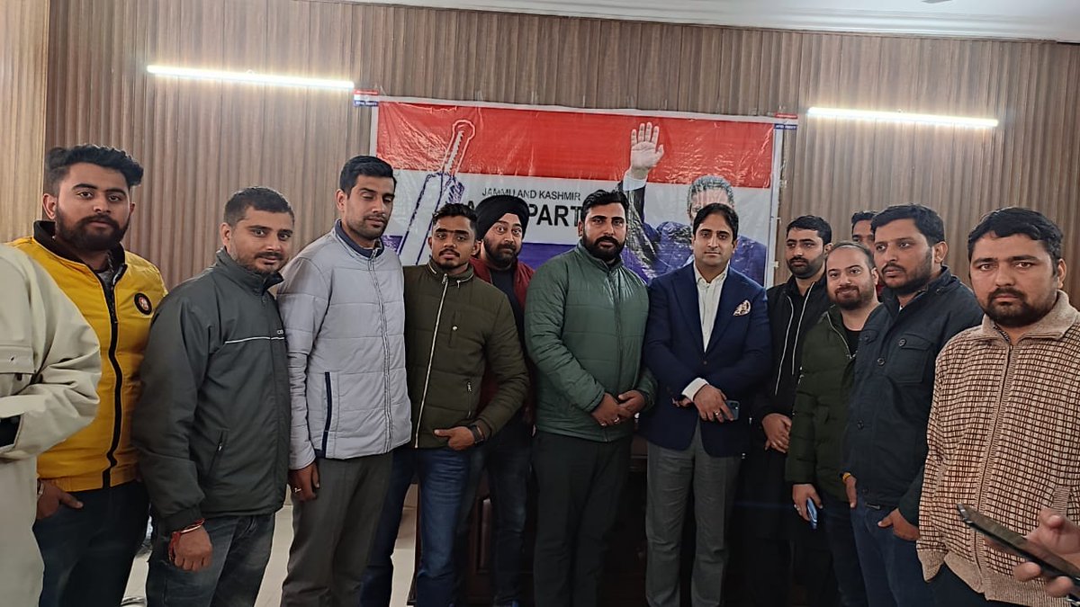 KhanRaqeeqJKAP's tweet photo. @Apnipartyonline Youth Wing President, @Junaid_Mattu 's visit to Jammu is a step towards making the youth wing stronger. 
He is a strong leader who keeps on  motivating and encouraging colleagues in the Party. 
Under his leadership, the youth wing will be strengthened in every no https://t.co/dZRqAwGUB3