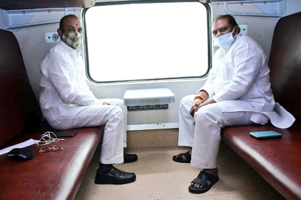 bandisanjay_bjp's tweet photo. Boarded the train for Sirpur Kagaznagar to address BJP training sessions along with State General Secretary @GPR4BJP garu. https://t.co/DO7hL8Q1dR