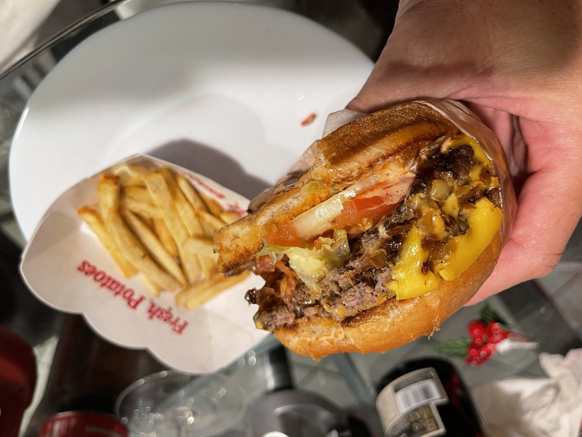 bobyosh's tweet photo. 昨夜は
　#InNOutBurger の
　　#DoubleDouble 🍔

LAX空港
オーストラリアからの
　お客様が　
#インアンドアウト　の
　#ハンバーガー を
　食べてみたいから寄ってと

なんでもどーぞ
　と言われ
　　遠慮なく

#バニラシェイク と
　#フライドポテト🍟 の
コンボを

　#奢ってもらいました 🥰 https://t.co/9B3EvWrEyL